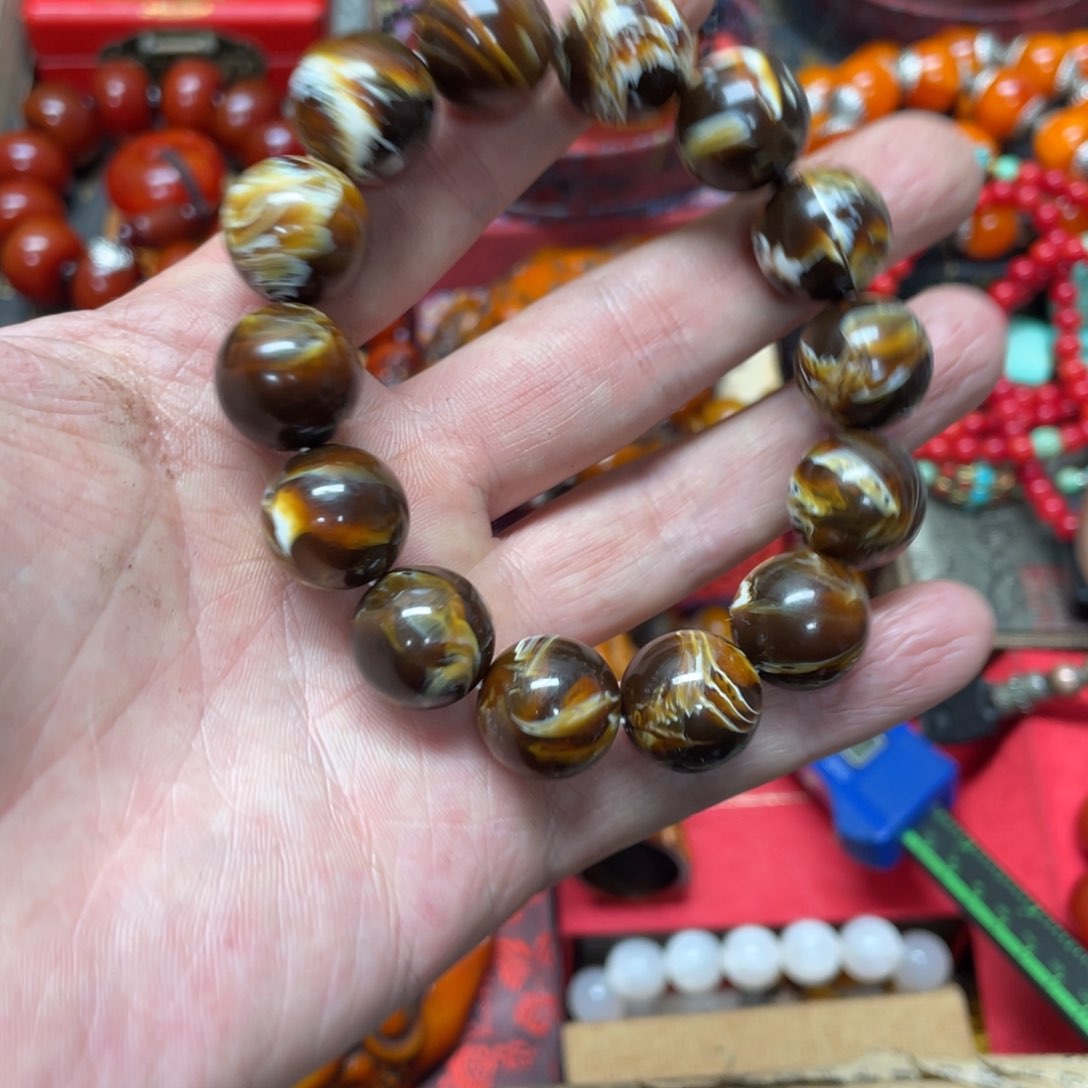 琥珀裸石未镶嵌好物推荐如图所示