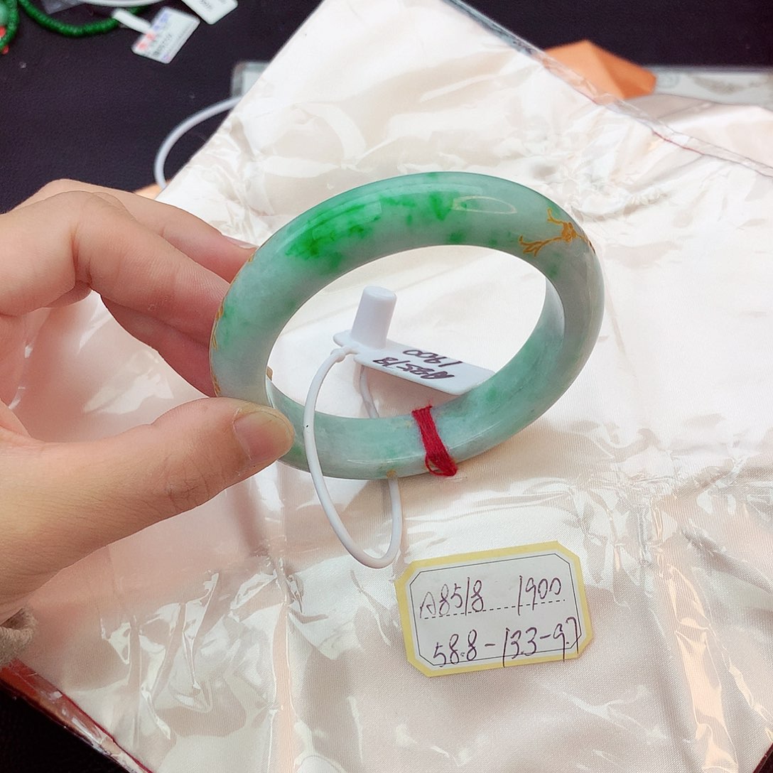 翡翠手镯未镶嵌翡翠