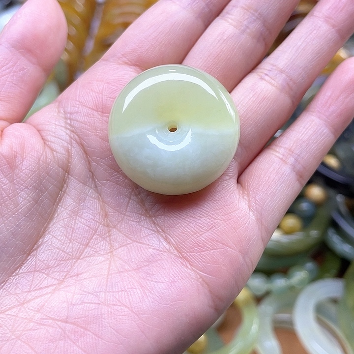 蛇纹石玉吊坠合金