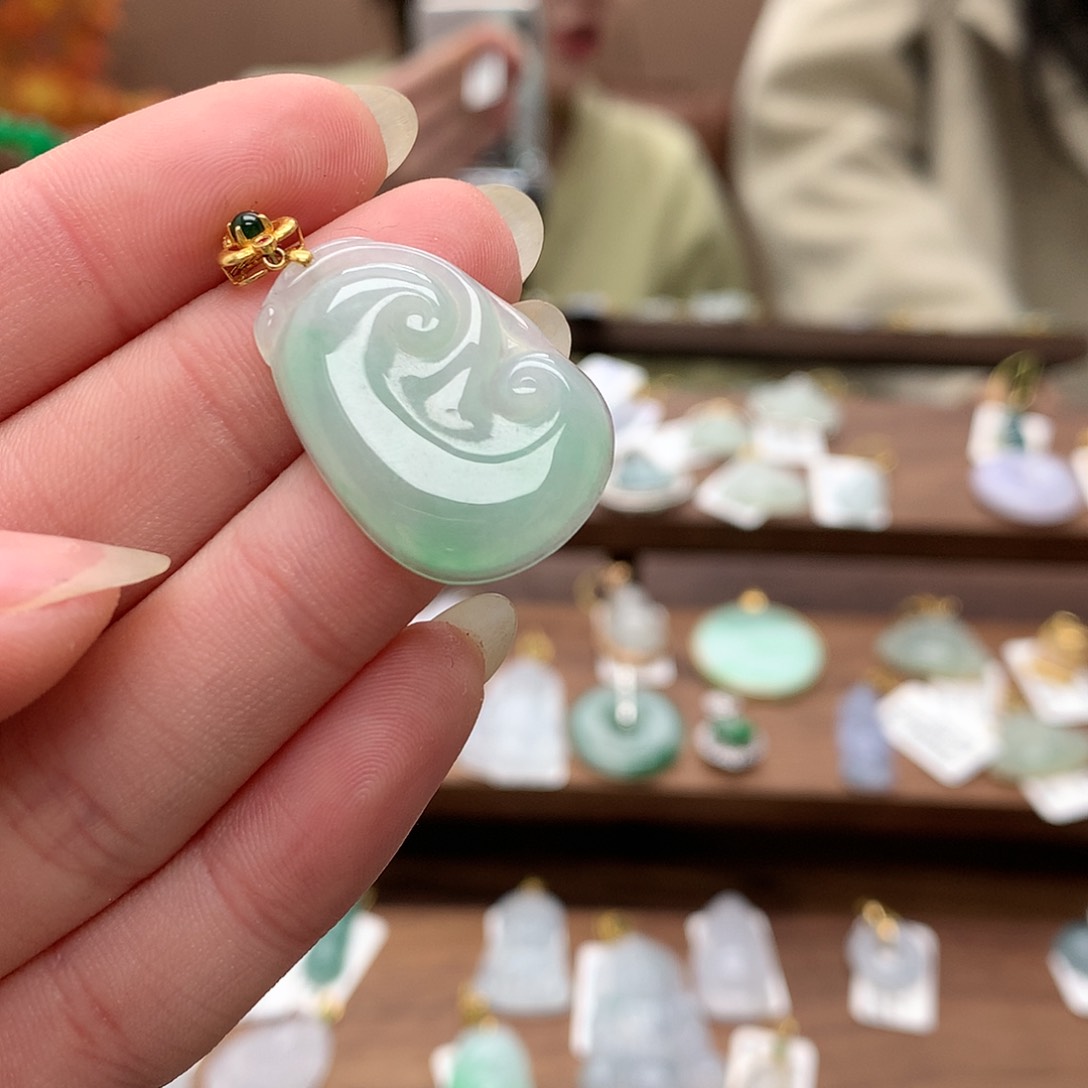 翡翠吊坠(不含链)18K金镶嵌