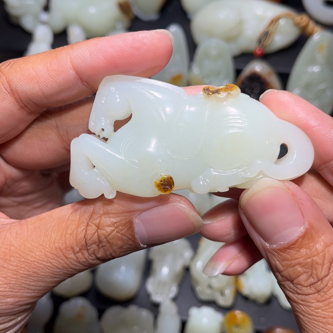 京***爷和田玉未镶嵌颈饰