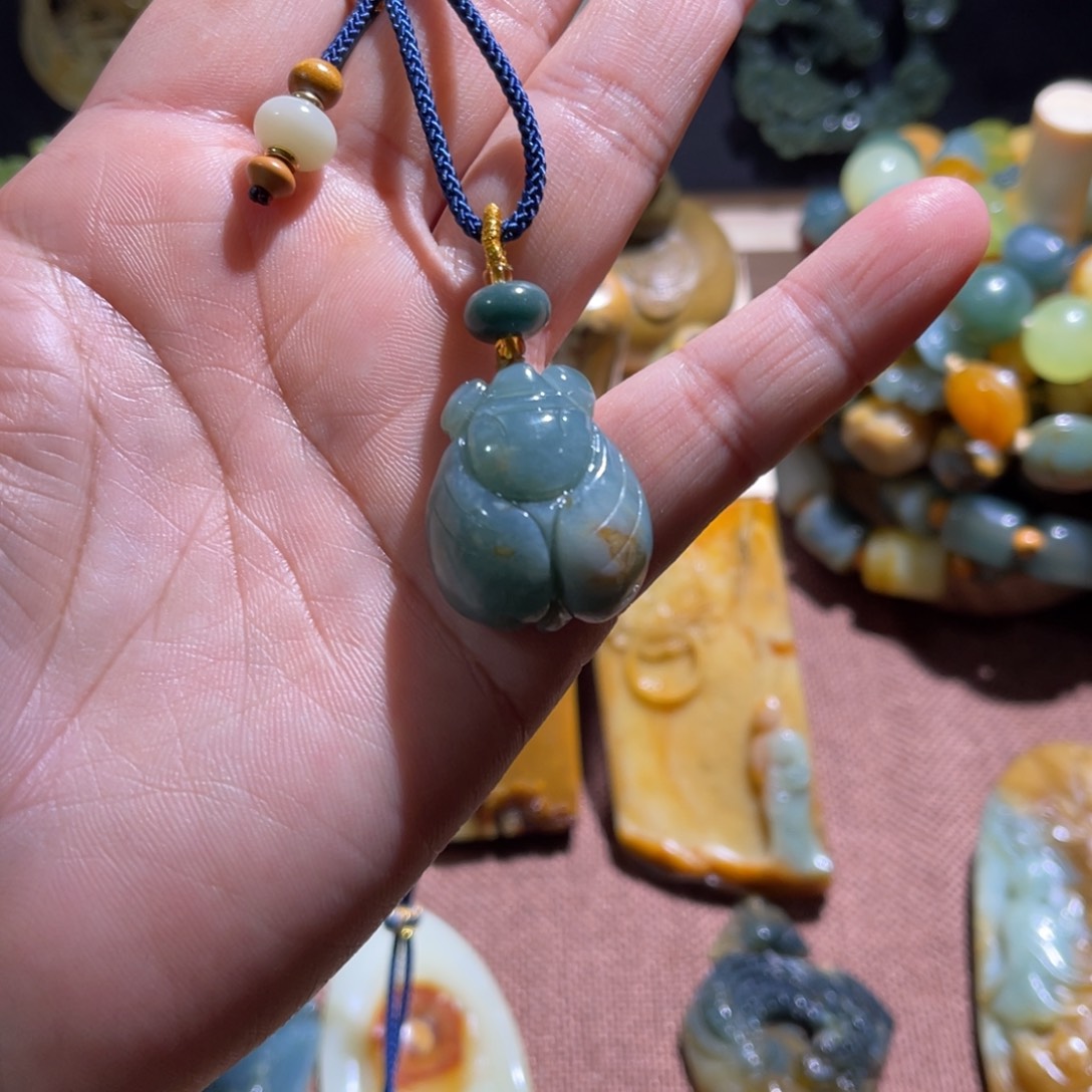 蛇纹石玉未镶嵌颈饰