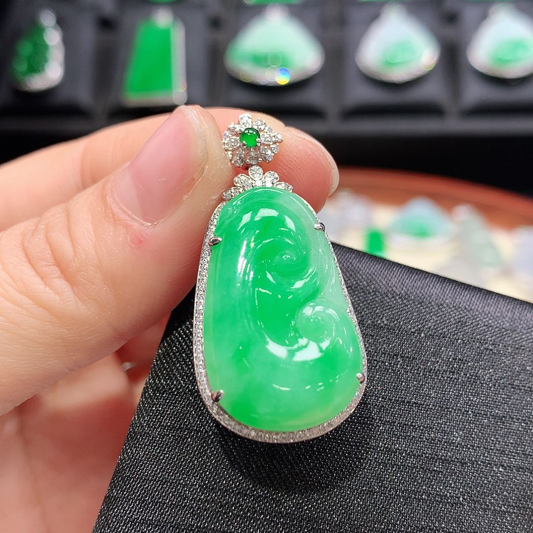 翡翠颈饰18K金镶嵌如意