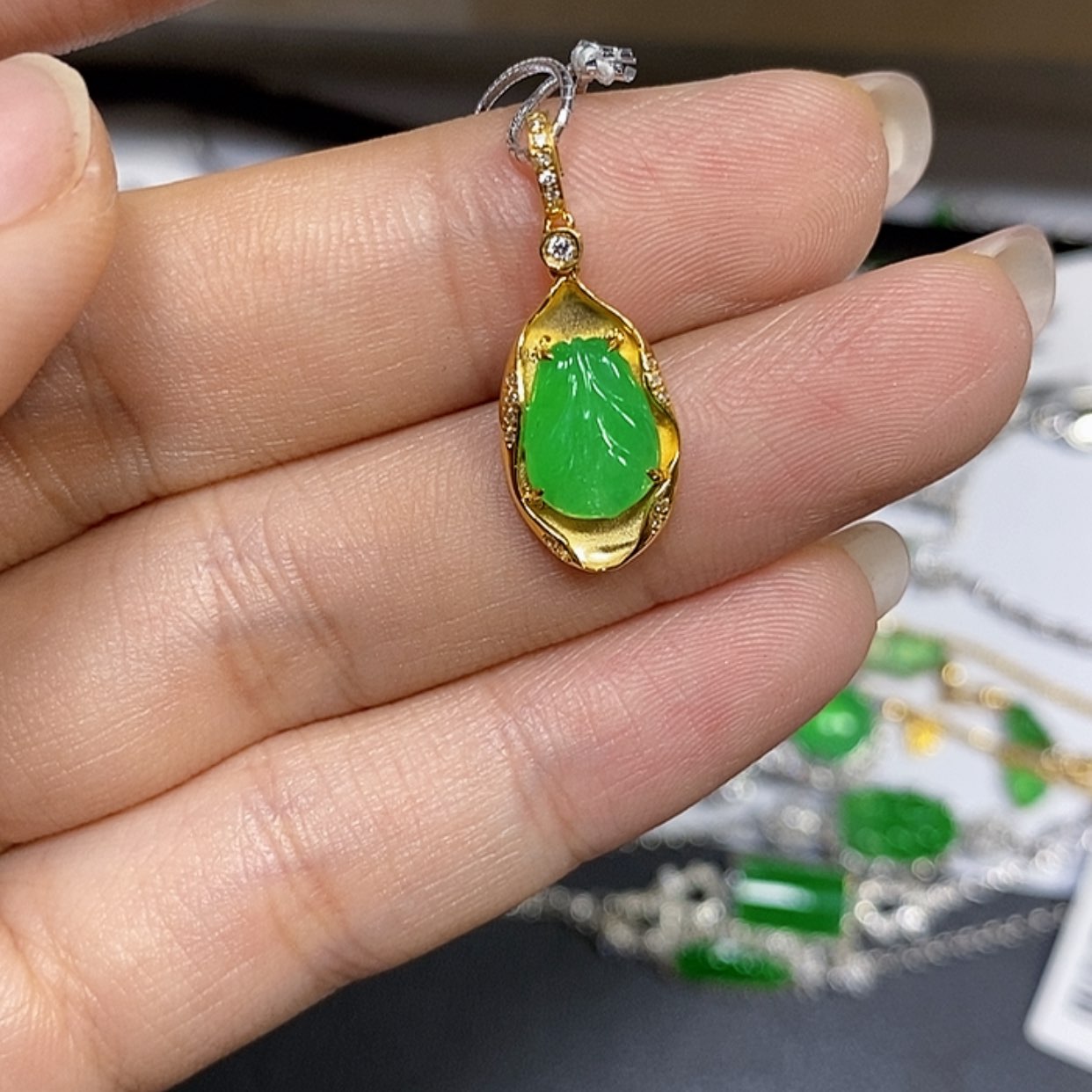 【闪购商品】翡翠戒指18K金镶嵌吊坠