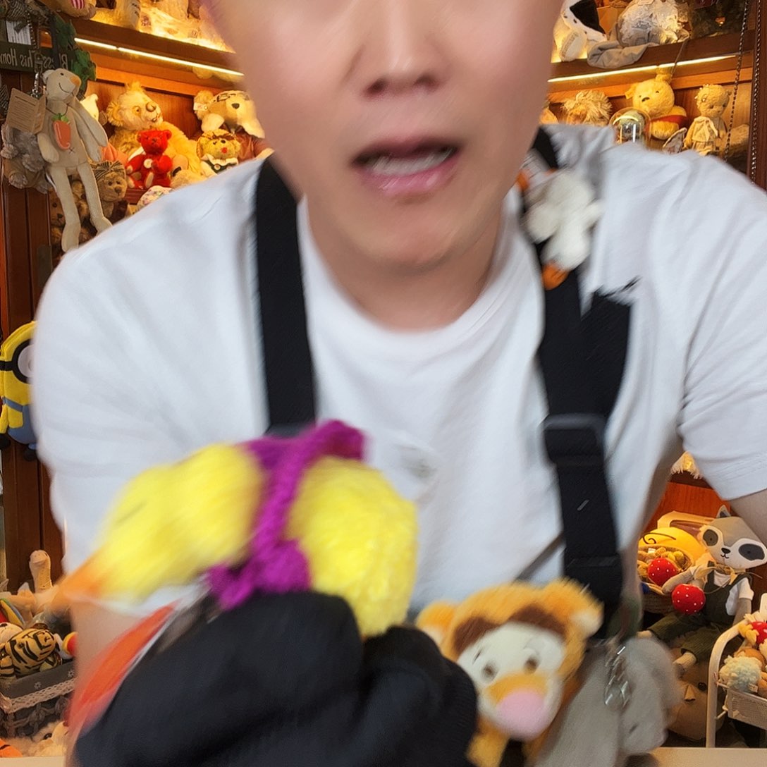毛绒玫红色。     
