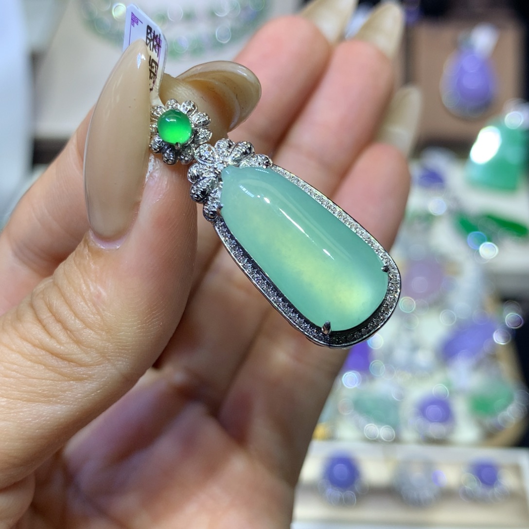 翡翠18K金镶嵌颈饰