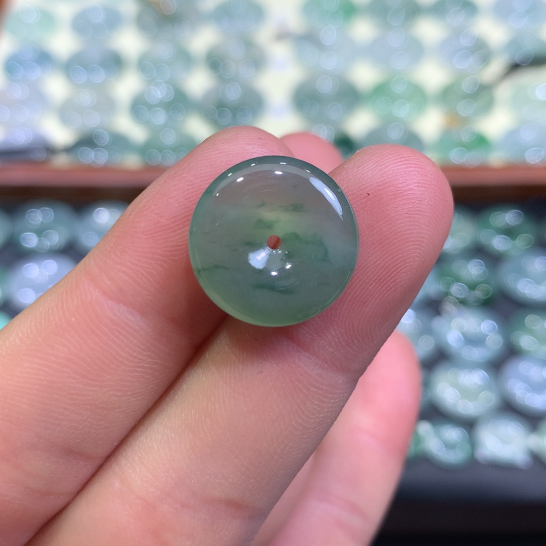 翡翠颈饰未镶嵌平安扣