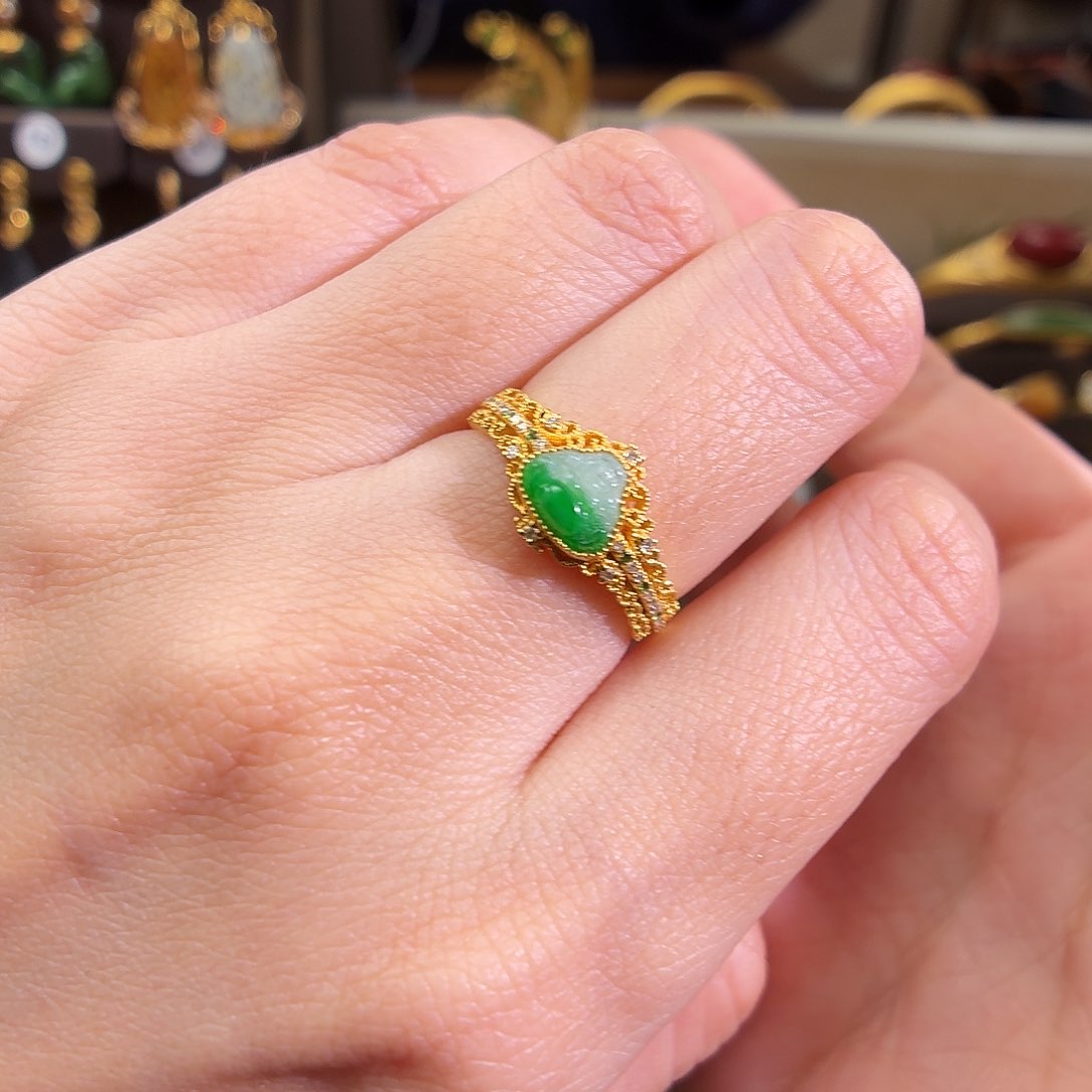 颈饰18K金镶嵌翡翠