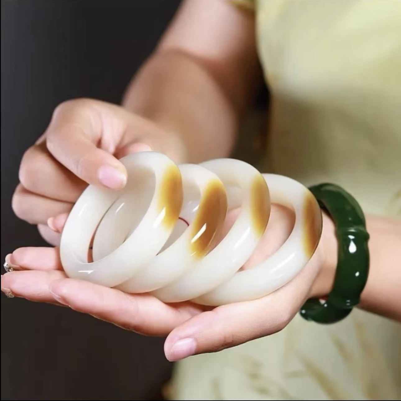 新疆A货冰糖白色、冰、白、透、润、宽条夏日风镯型（多样性拍一发一）