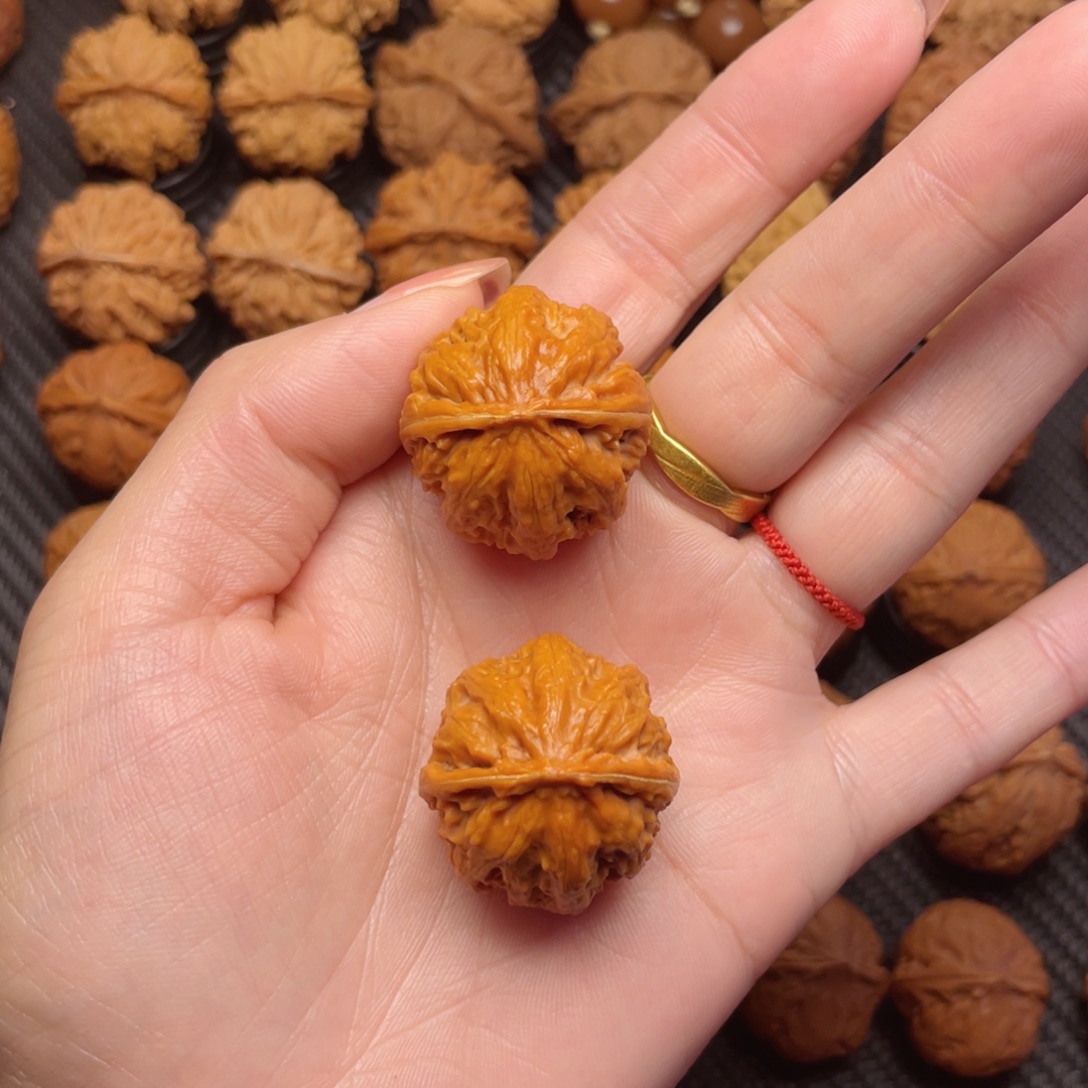 文玩核桃把件粉皮八棱