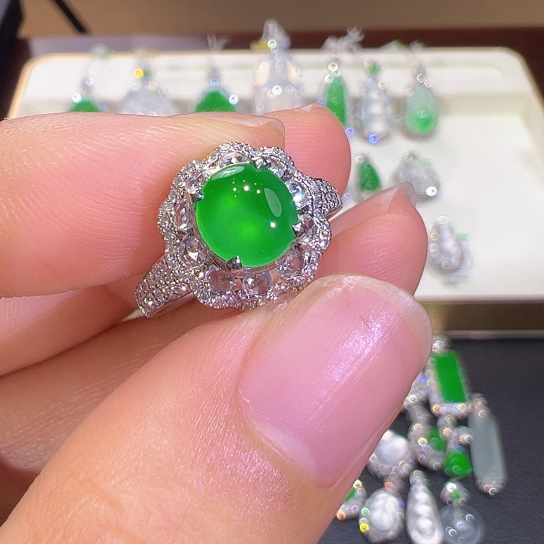 翡翠18K金镶嵌戒指