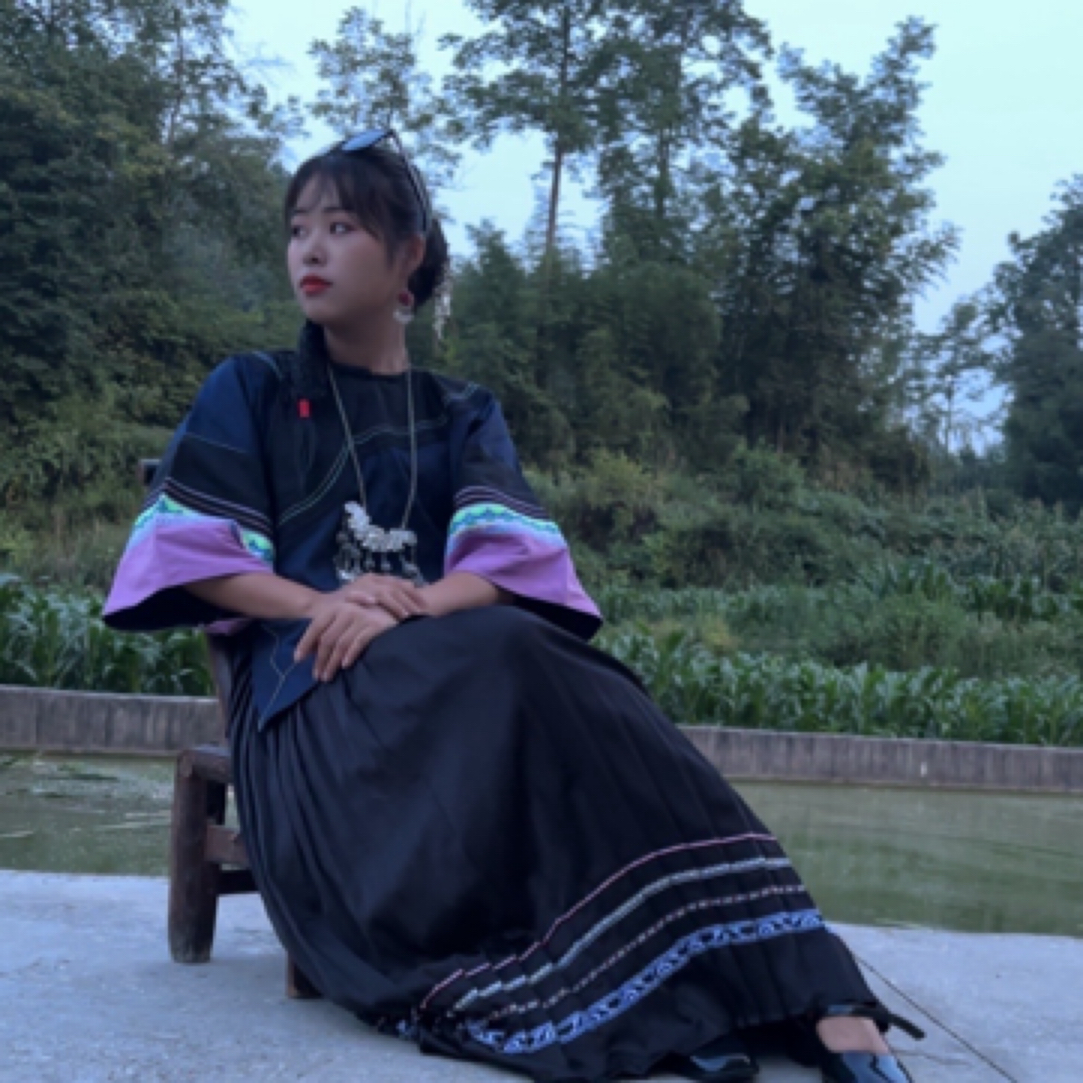 湘西复古，少数民族传统民族服饰百褶裙套装