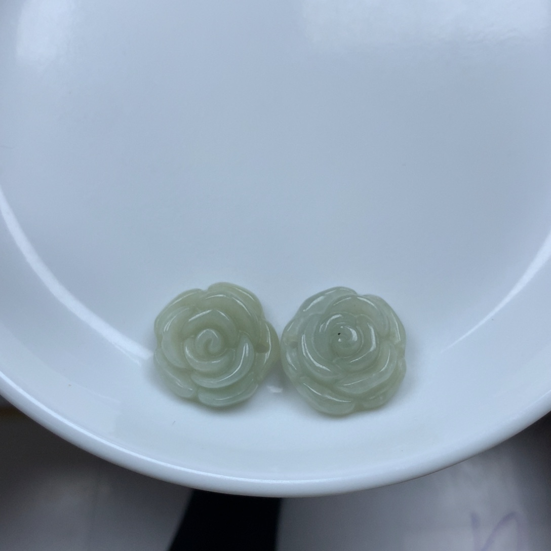 翡翠颈饰未镶嵌花花。