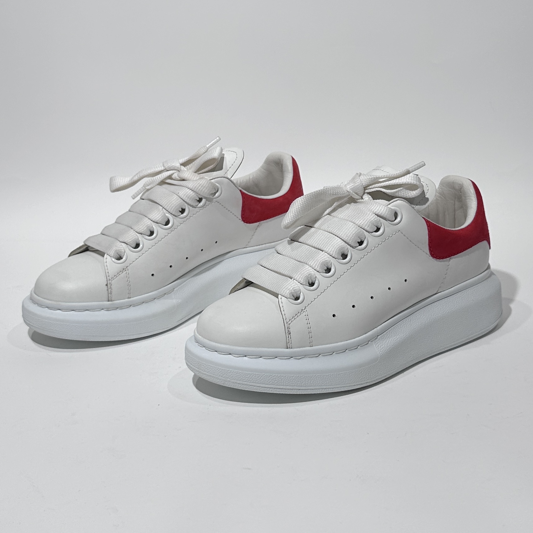 95新 Alexander McQueen/亚历山大·麦昆 35.5码 红尾小白鞋/01620