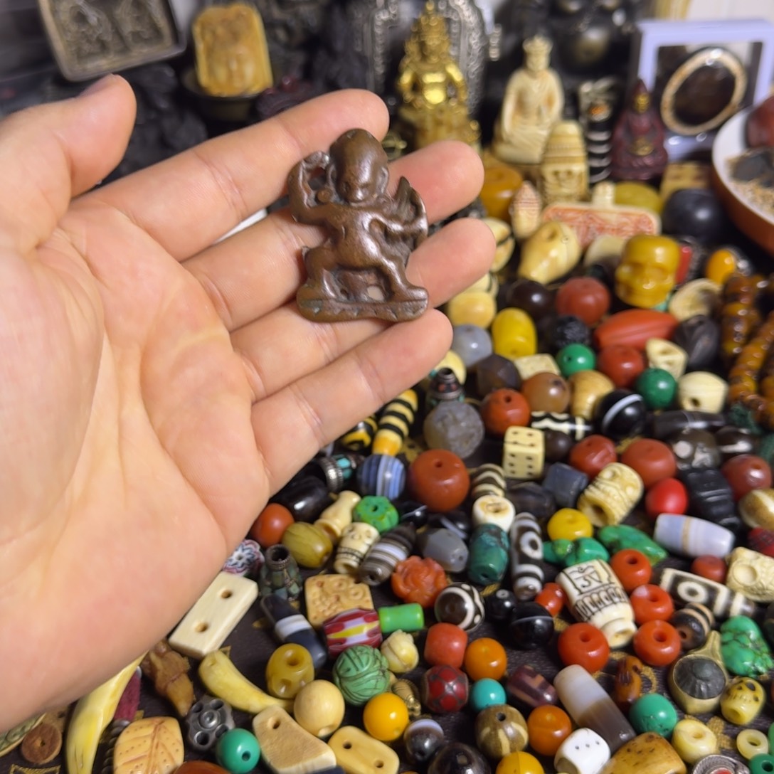 琉璃颈饰如图如图