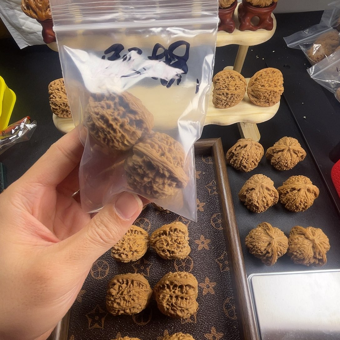 居***报把件文玩核桃南疆手把件