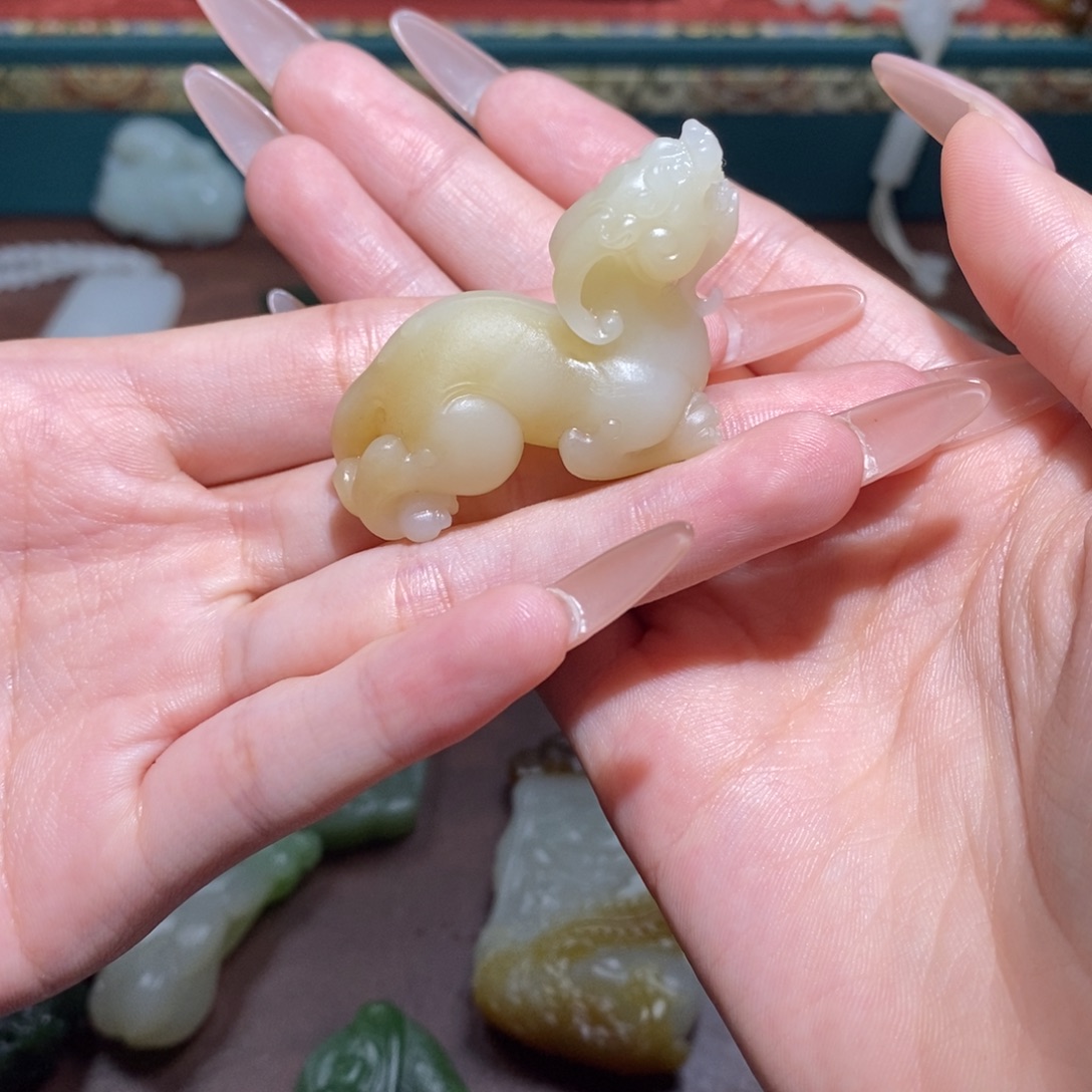 小***雄和田玉未镶嵌颈饰