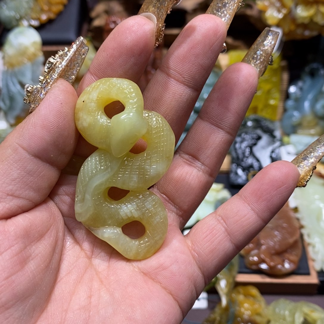 蛇纹石玉颈饰未镶嵌