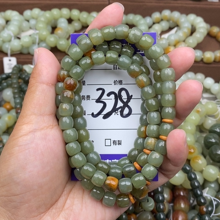 透闪石质玉未镶嵌颈饰微瑕