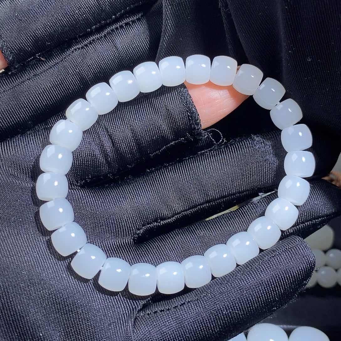 和田玉套链未镶嵌?