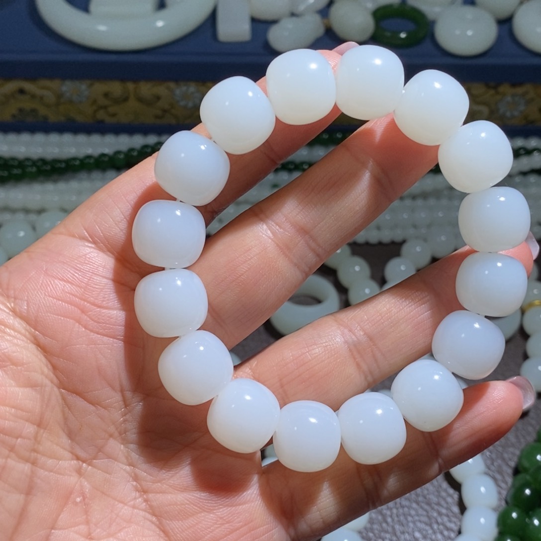 和田玉手链未镶嵌奶**?