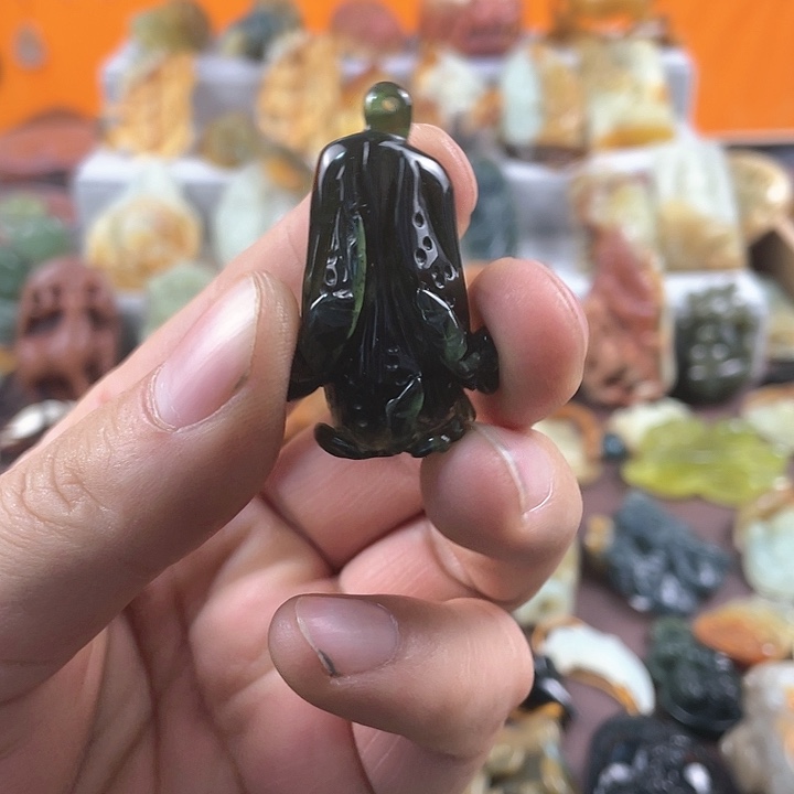 蛇纹石玉颈饰未镶嵌