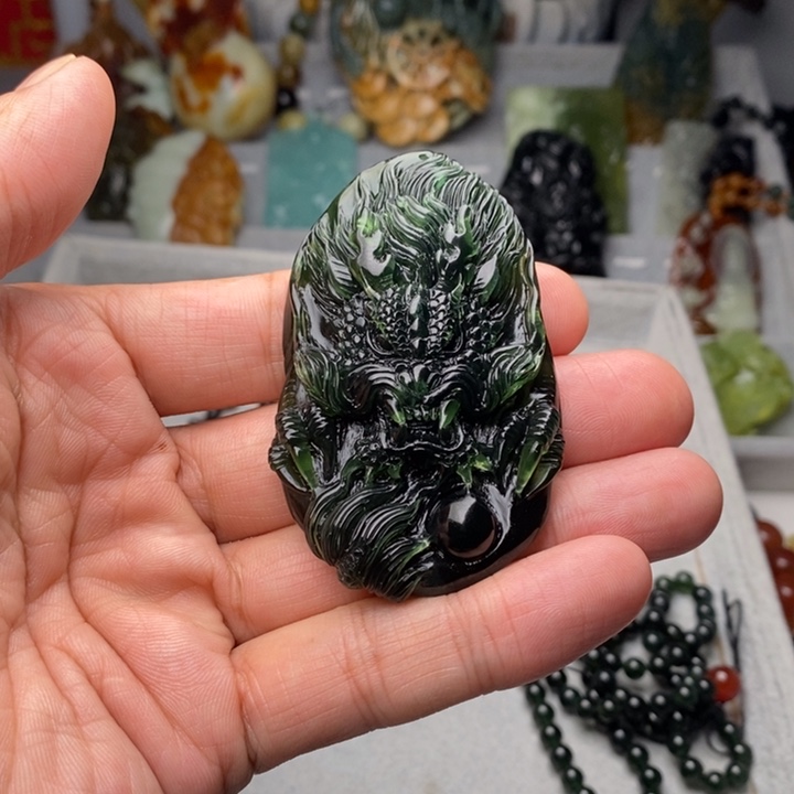 火***服蛇纹石玉未镶嵌颈饰