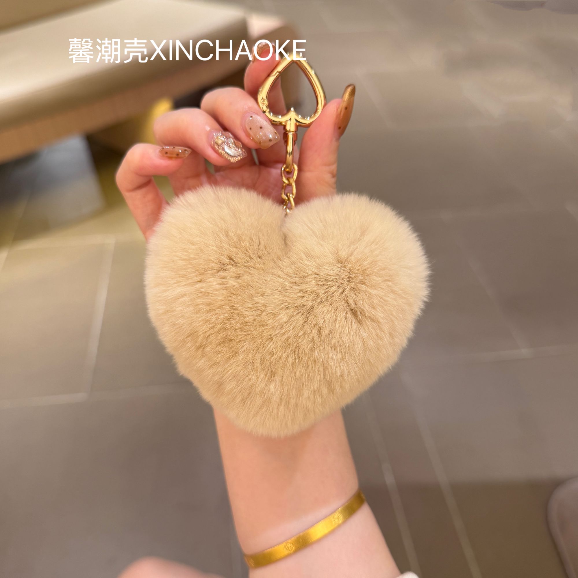 【爱心毛球挂件】XINCHAOKE 适用苹果安卓手机-钥匙扣 手机链 包挂