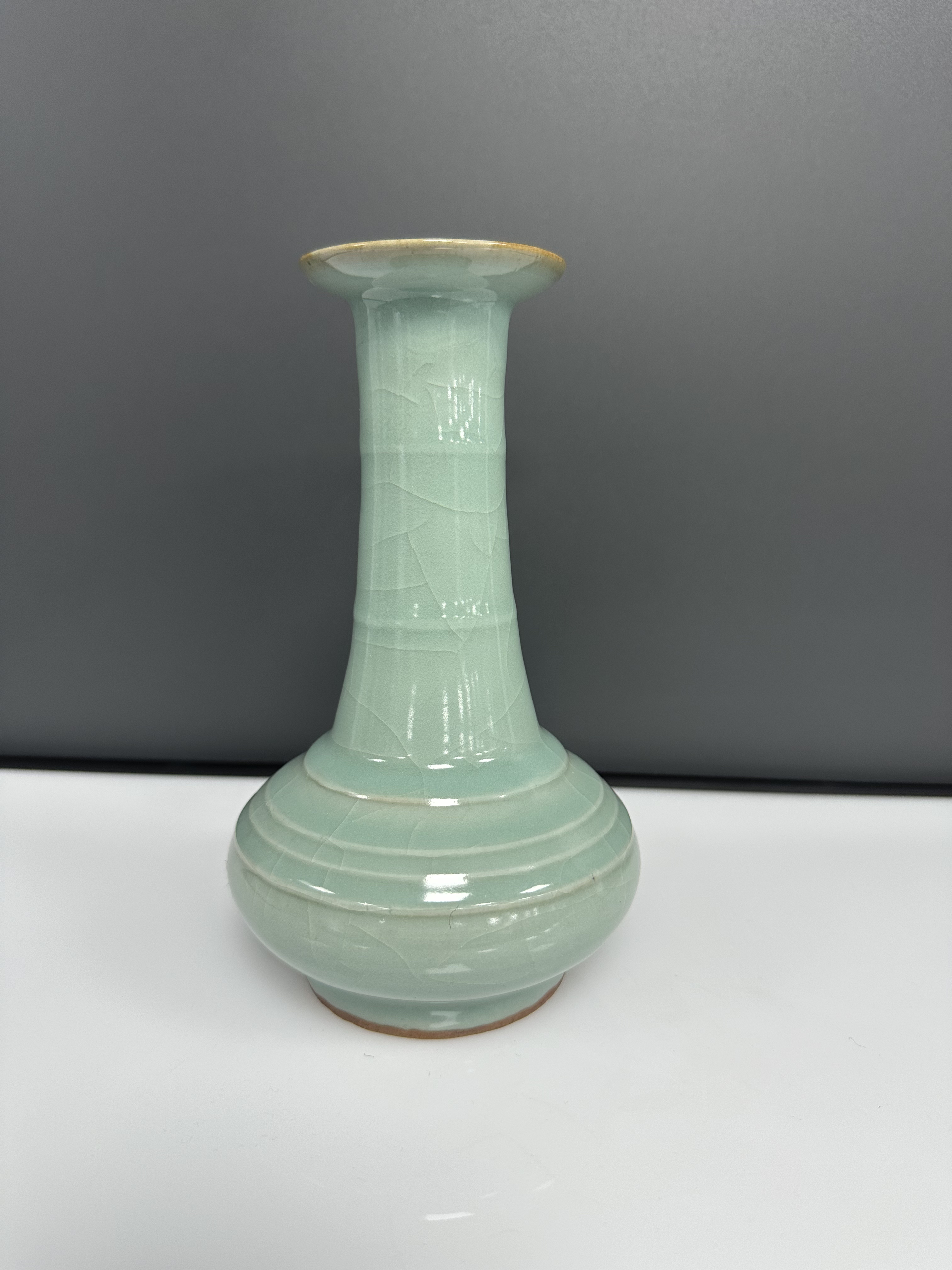 浙江龙泉青瓷弦纹瓶