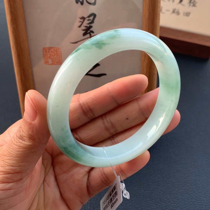 翡翠手镯未镶嵌翡翠手镯