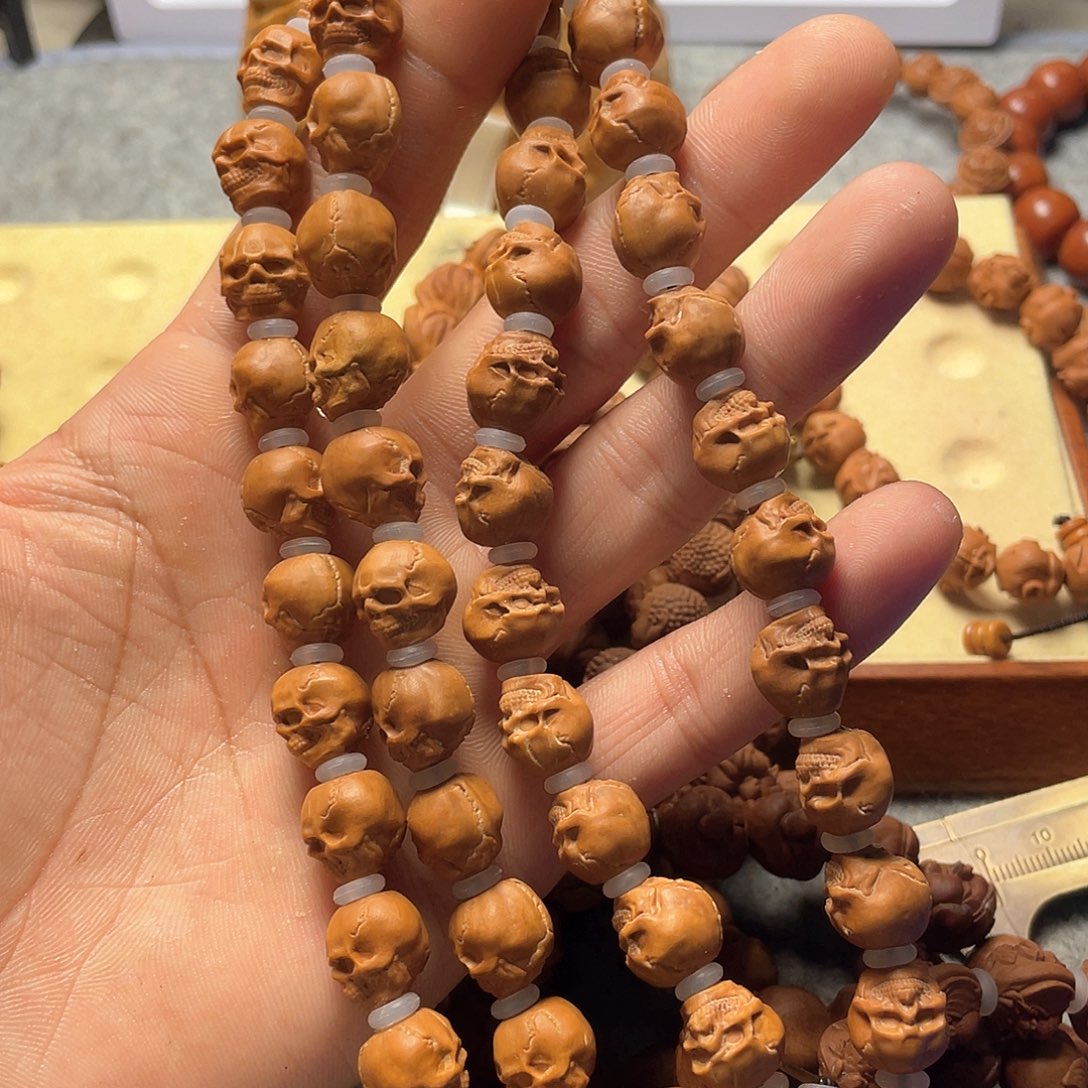 龙纹桃核雕刻骷髅头