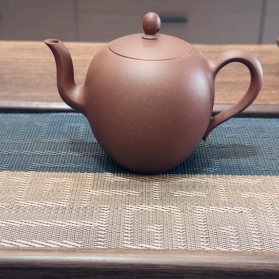 茶壶紫砂黄龙山大水潭底槽清半手工瑕（200 cc）