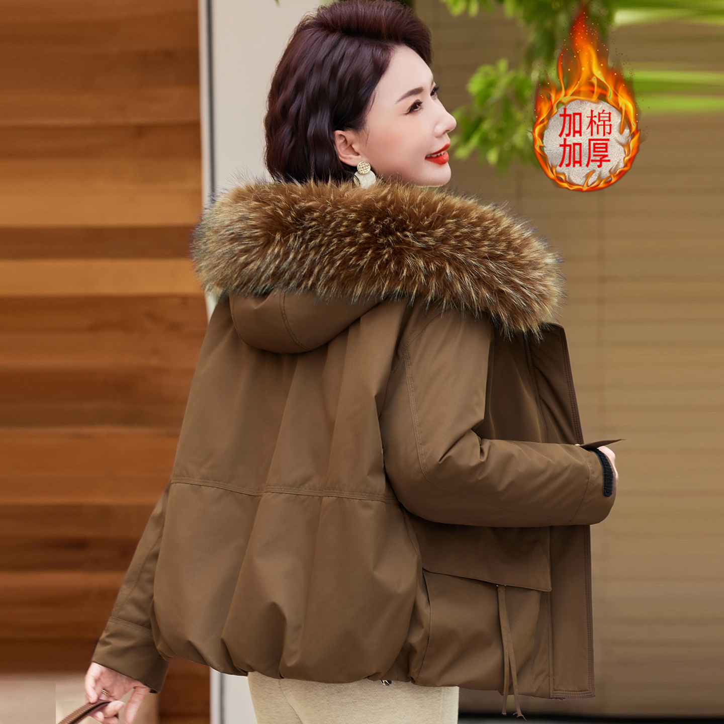 妈妈冬装时尚连帽加棉加厚棉衣外套洋气中老年女装保暖大毛领棉服