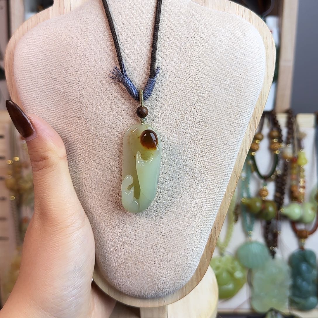 蛇纹石玉未镶嵌颈饰