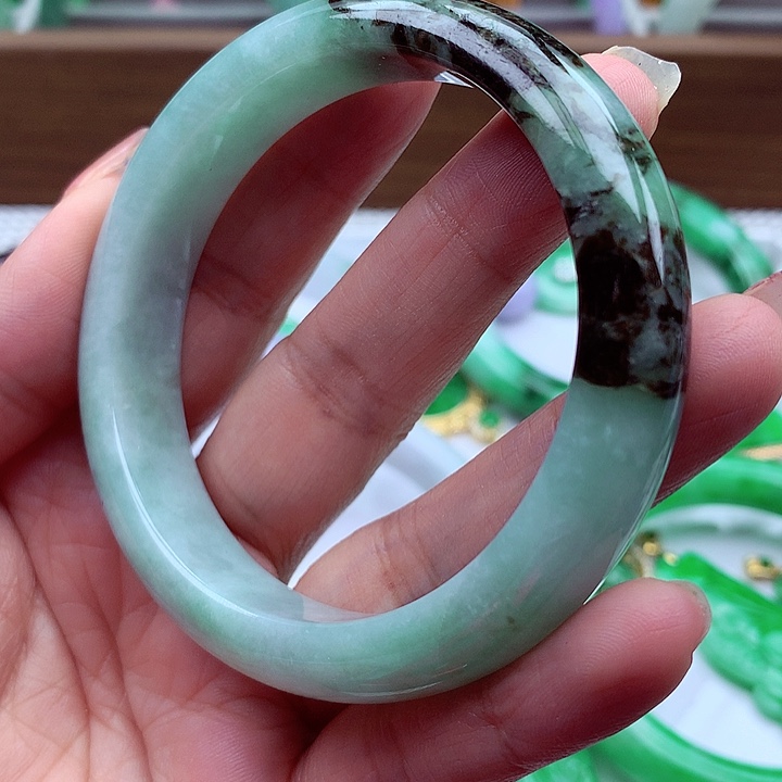 翡翠手镯未镶嵌翡翠