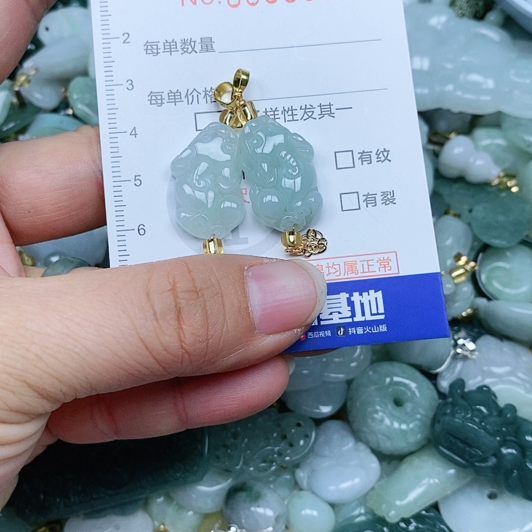 翡翠吊坠(赠链)未镶嵌