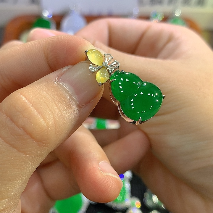 翡翠18K金镶嵌颈饰葫芦