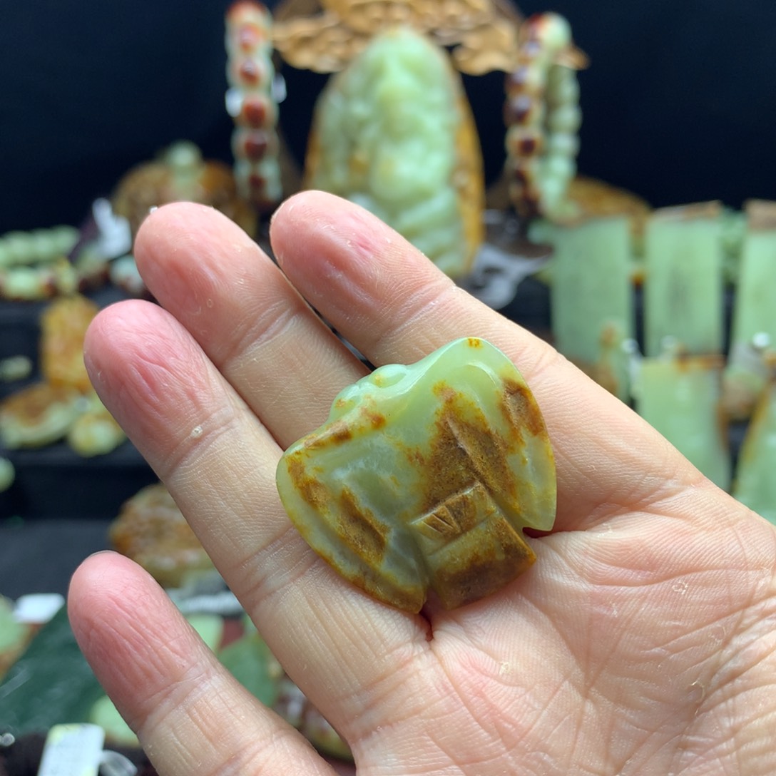 岫岩河磨玉（透闪石质玉）颈饰未镶嵌南***士