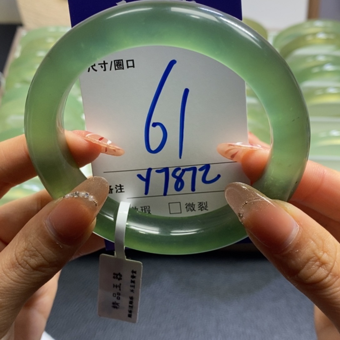 蛇纹石玉手镯未镶嵌玫*?