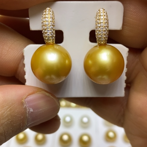18K金镶嵌海水珍珠耳饰