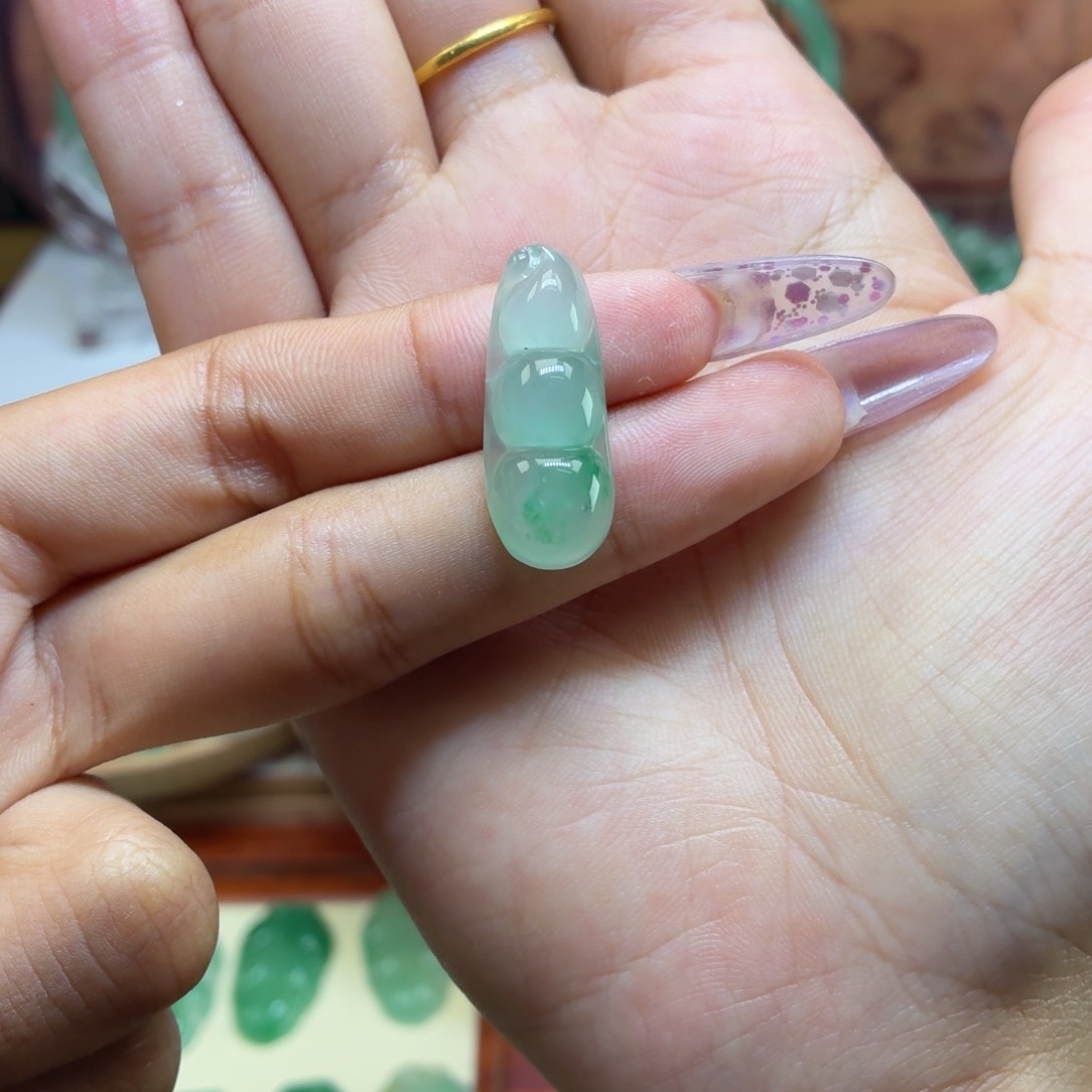 石英质玉（非洲翠）未镶嵌颈饰豆子