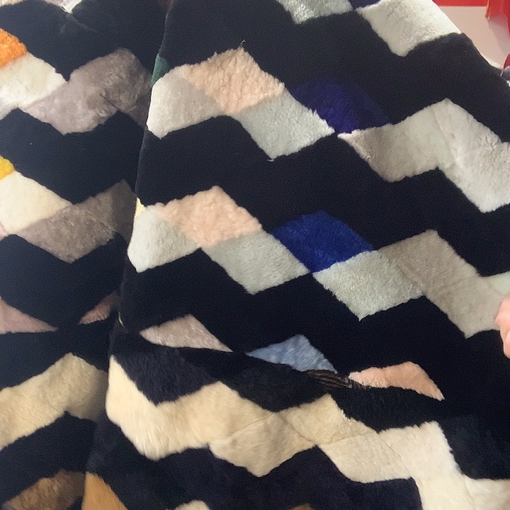 爱***民羊毛羊皮毛一体825毯子1米乘1.8微瑕