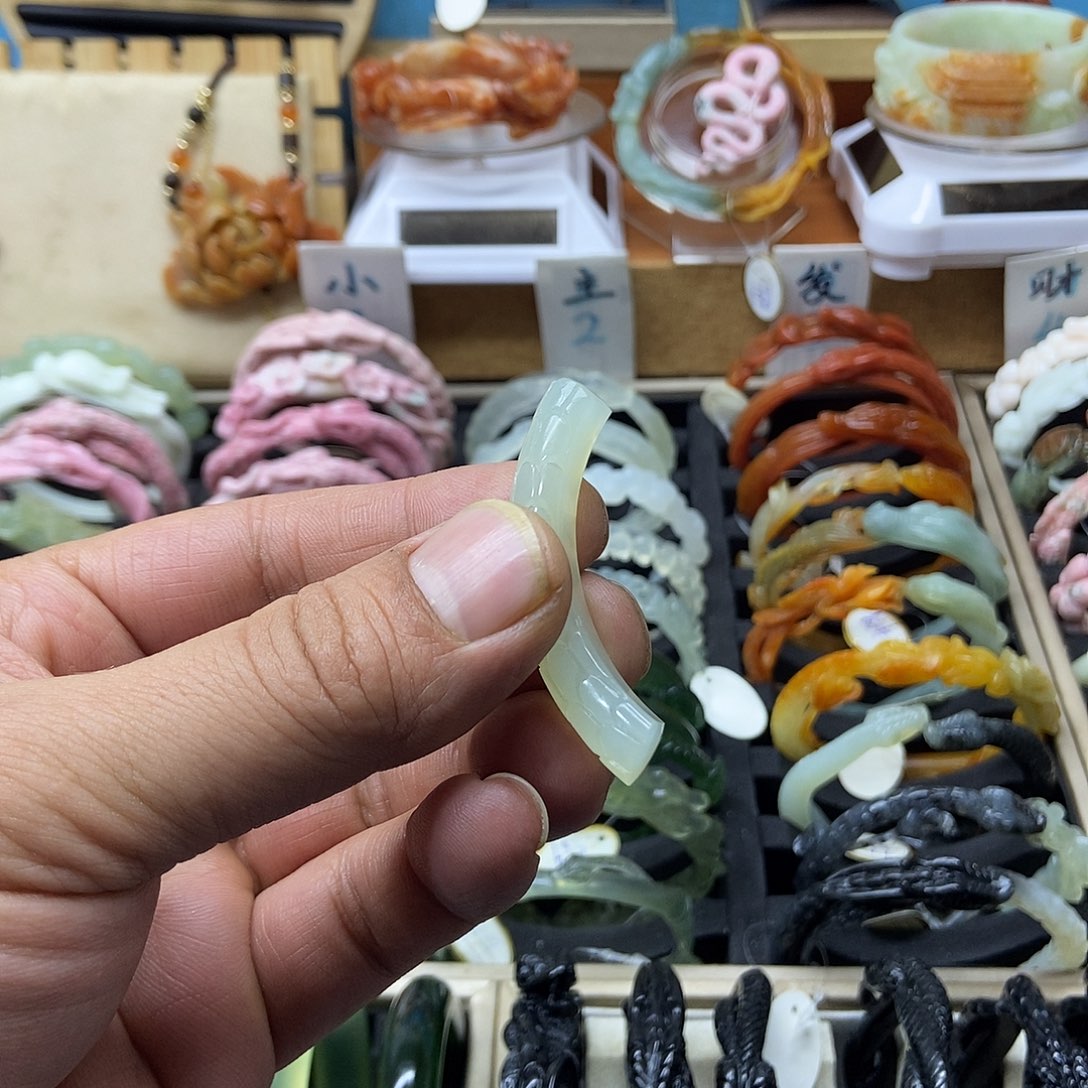 蛇纹石玉未镶嵌手镯风***?