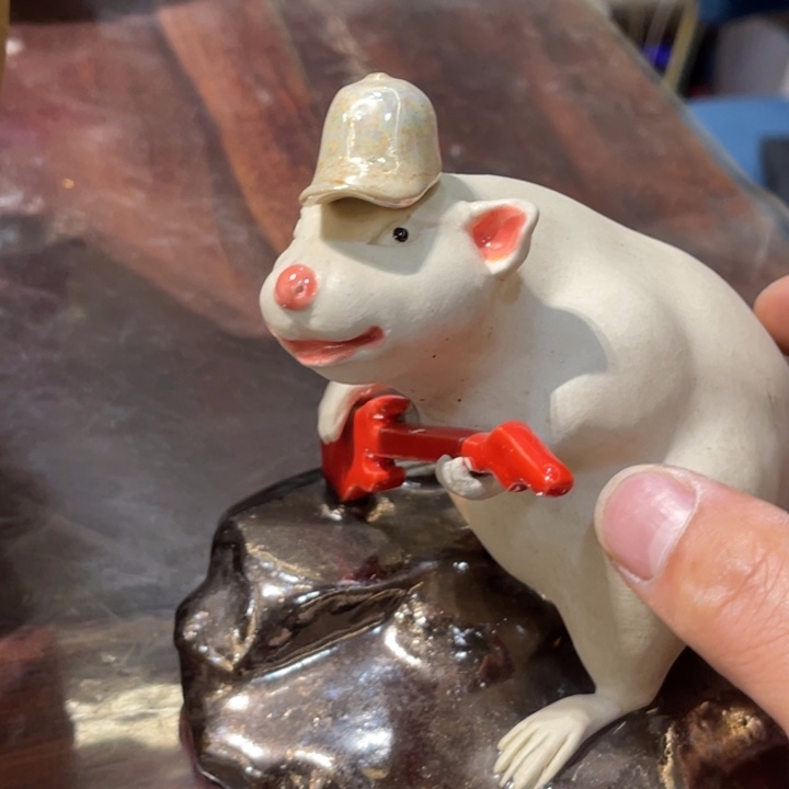 石湾公仔衬托盆景漂亮