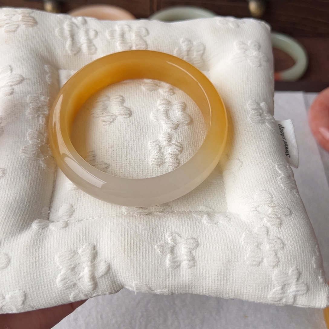 培***培石英质玉未镶嵌手镯