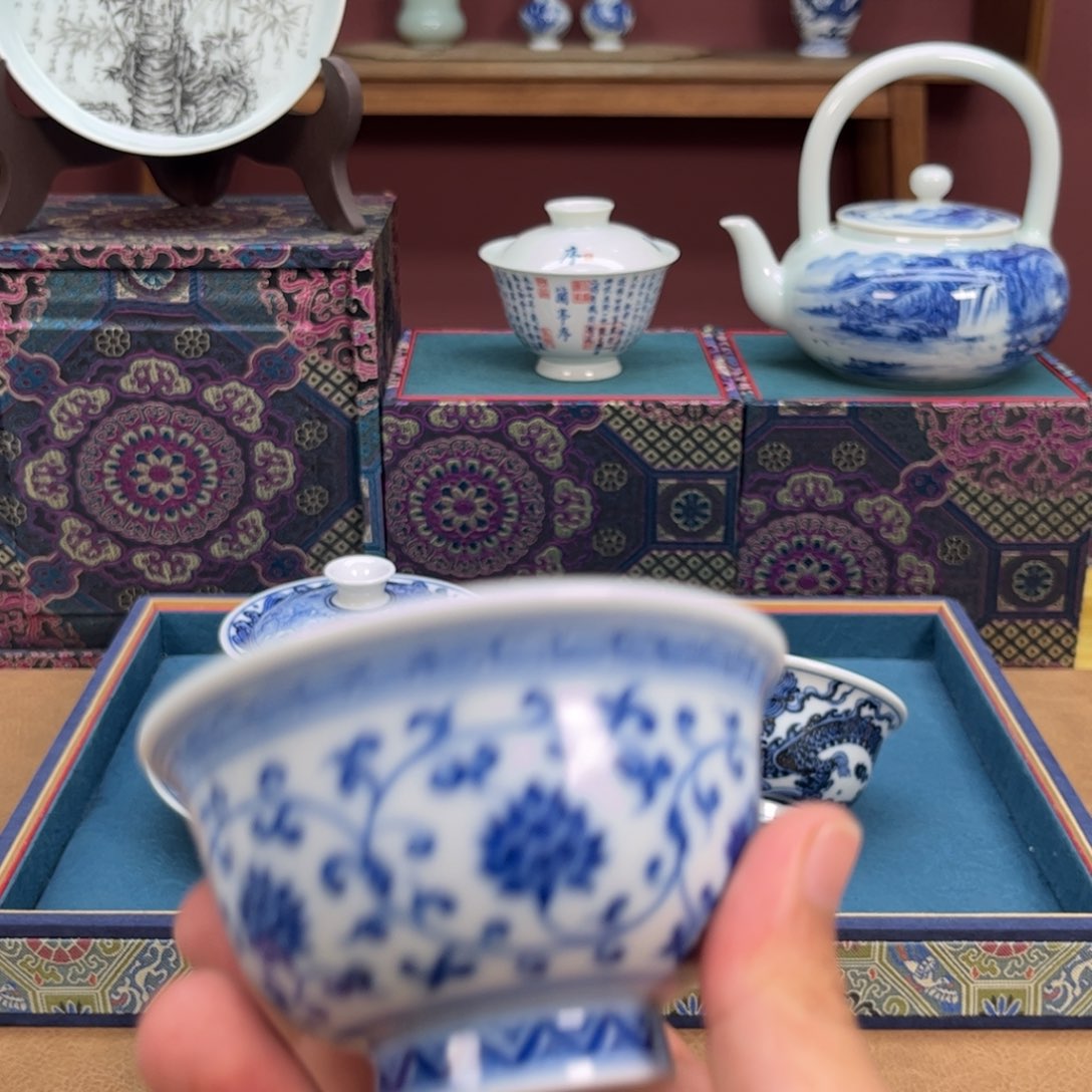 青花缠枝莲压手杯遥****?