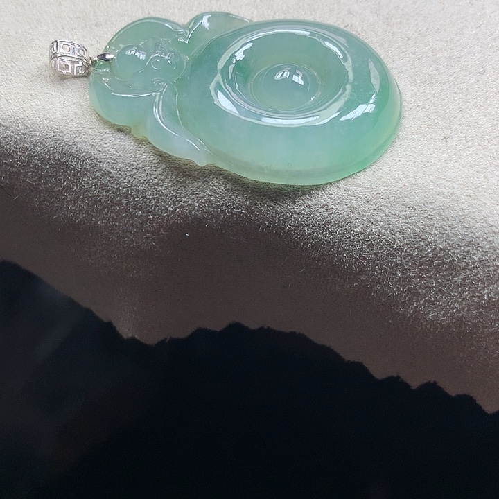 翡翠颈饰18K金镶嵌吊坠