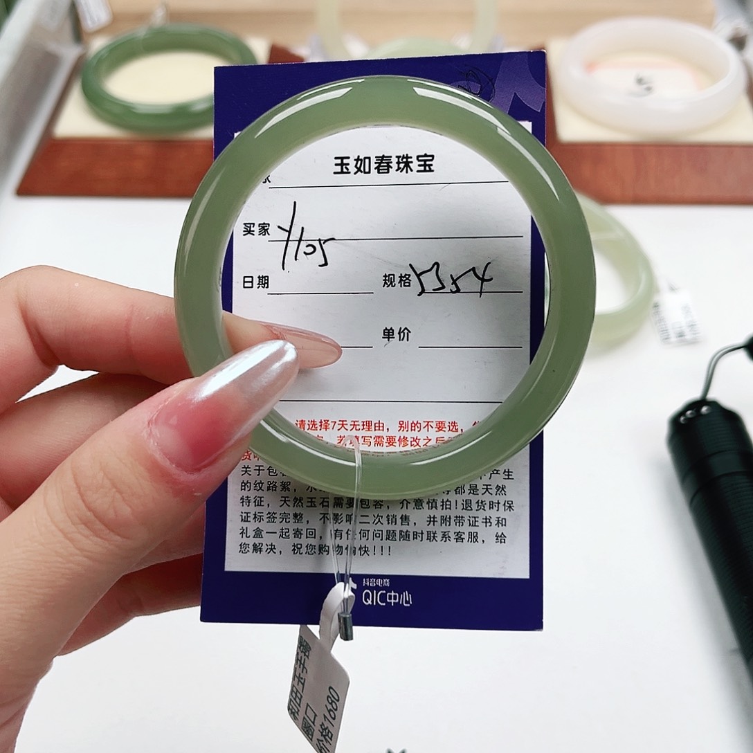 和田玉手镯未镶嵌