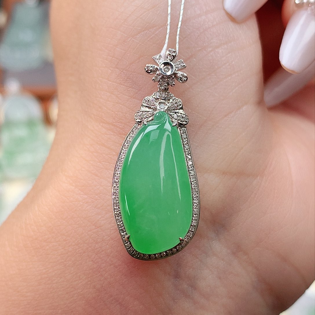 颈饰18K金镶嵌翡翠瓜