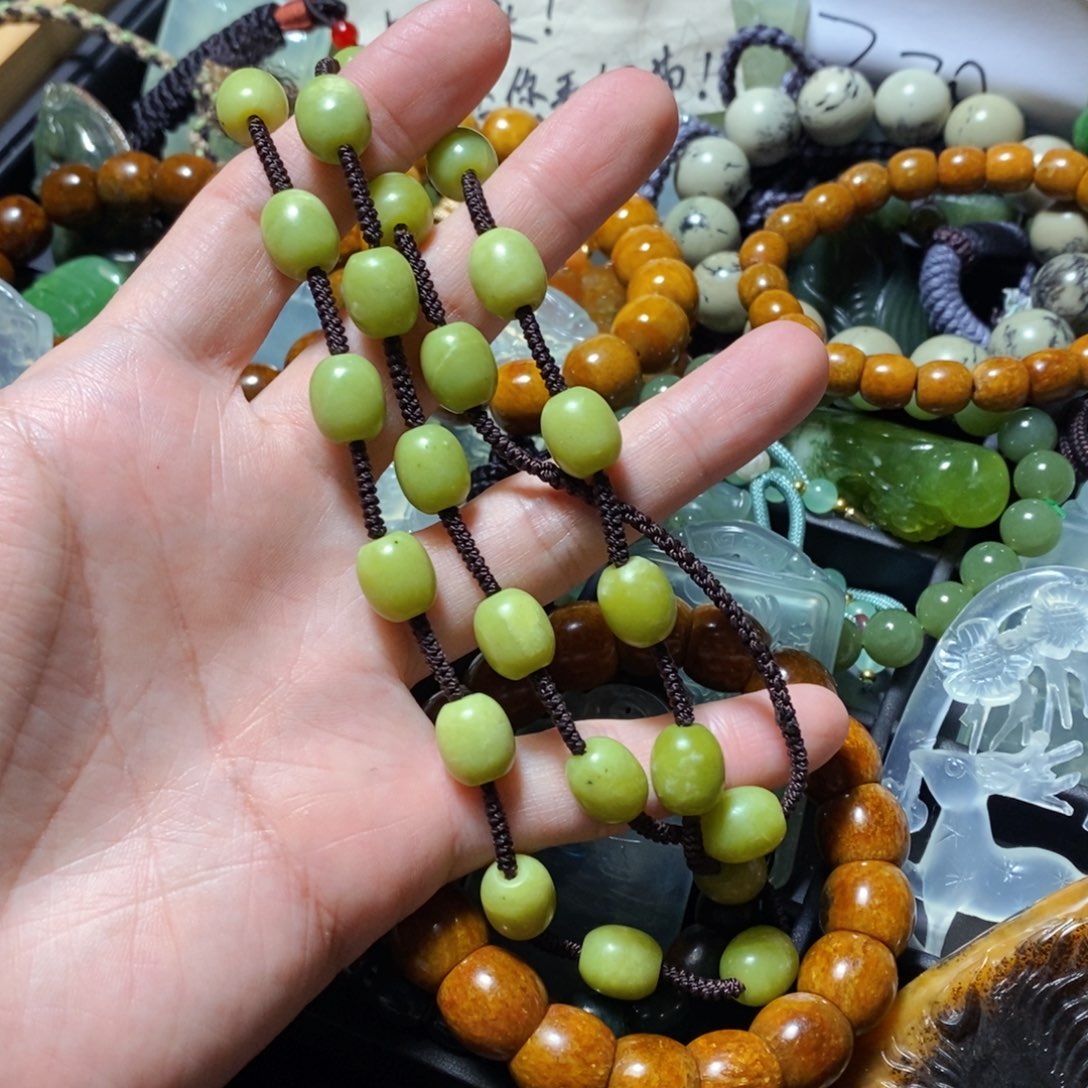 蛇纹石玉未镶嵌颈饰